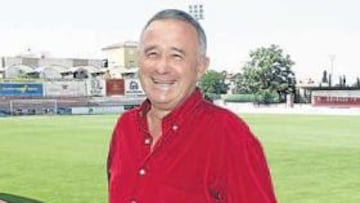 <b>A PIE DE CAMPO. </b>Carlos Marsá, el nuevo propietario, en el campo en el que juega actualmente el Granada 74.