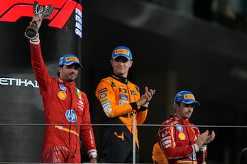 Carlos Sainz celebra el segundo puesto en el Gran Premio junto a Norris, que fue primero y Leclerc, que fue tercero. 