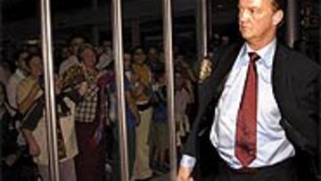 <B>CON TEMOR</b>. El holandés afronta su cuarto noviembre en el Barça. ¿Será negro?