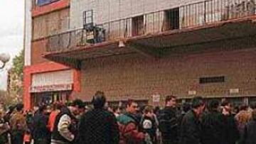 LARGAS COLAS PARA UN BUEN PARTIDO. El estadio rojiblanco se llenará y registrará la mejor entrada de la temporada.