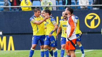 Iza Carcelén junto a Rubén Alcaraz celebrando el 1-0 en el encuentro que enfrentaba al Cádiz CF frente al Real Oviedo en la jornada 12 de la Liga Hypermotion.
