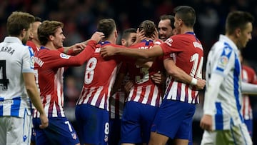 Los jugadores del Atlético celebran un gol a la Real Sociedad.