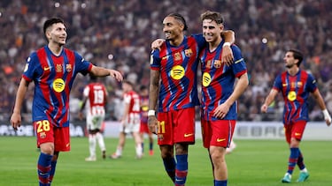 Raphinha y Fermín, abrazados, reciben la felicitación de Roony.