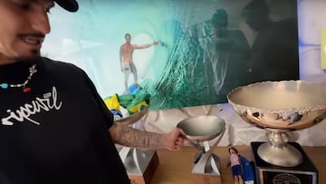 Gabriel Medina enseñando sus trofeos del CT de la WSL