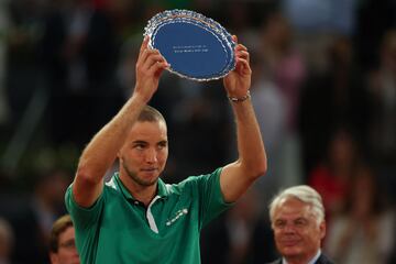 Jan-Lennard Struff levanta el trofeo de subcampeón (Photo by Pierre-Philippe MARCOU / AFP)