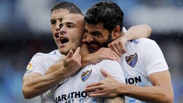 Sandro, felicitado por sus compa&ntilde;eros tras marcar un gol de falta en el M&aacute;laga-Deportivo.