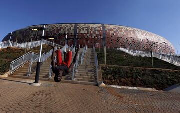 Construido en 1987, con un capacidad de 78 000 espectadores, fue parcialmente demolido para este acontecimiento. Modernizado, su capacidad amplió a 88 460 butacas, lo que lo convierte en el estadio más grande de África. Acogió la final del Mundial de Rugby de 1995, fue sede de ocho partidos del Mundial de 2010, entre los cuales estuvieron el partido inaugural y la final.