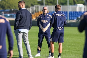 Paco López en el entrenamiento de este miércoles del Cádiz CF en la Ciudad Deportiva Bahía de Cádiz.