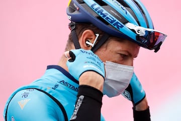 Jakob Diemer Fuglsang se ajusta la mascarilla antes del inicio de carrera. 