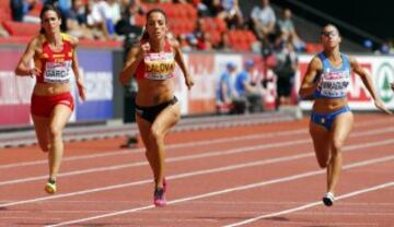 Ivet Lalova, Estela Garcia e Irene Siragusa compitiendo en la prueba de 100m femeninos en los campeonatos de Europa de atletismo en el estadio Letzigrund en Zúrich (Suiza)