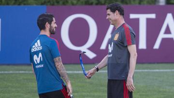 Hierro charla con Isco.