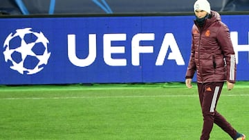 Real Madrid&#039;s French coach Zinedine Zidane leads a training session of his team at the Olympiyskiy stadium in Kiev on November 30, 2020 on the eve of the UEFA Champions League football match between Shakhtar Donetsk and Real Madrid. (Photo by Sergei SUPINSKY / AFP)