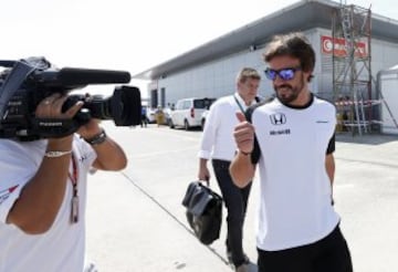 El piloto asturiano de McLaren pasó el reconocimiento de la FIA y estará en el Gran Premio de Malasia.