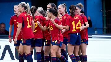 Las jugadoras de la Selección Femenina celebran el gol de Esther.