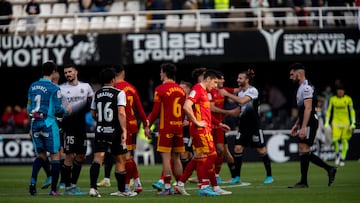 Los jugadores del Zaragoza y el Cartagena se dan la mano a la conclusión de su último partido.