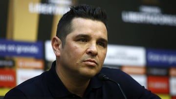 El DT albo dejó a 5 futbolistas en Santiago.
