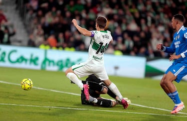1-0. Aleix Febas le gana la espalda a Trent-Alexander Arnold y con la pierna derecha, cruza el balón para superar a Thibaut Courtois.