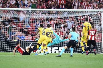 El delantero del Athletic Club enganch¨® esta tijera en el minuto 88 de partido la cual sirvi¨® para que el conjunto vasco se llevara la victoria ante el Barcelona.