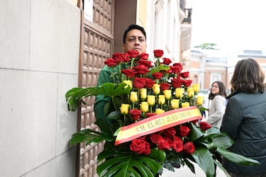 El rey Juan Carlos envía una corona de flores a la capilla ardiente.