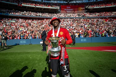 
El valor de mercado de Mainoo sigue al alza. El portal especializado Transfermarkt le ha subido cinco ‘kilos’ hasta situarlo en 55 millones. La eclosión futbolística del de Stockport en la 23/24 se ha consolidado en la 24/25 con un pequeño inciso de cinco partidos en los que no fue convocado. La apuesta de Ten Hag se mantiene firme con Amorim. El holandés vio en él un futbolista idóneo para la medular por su facilidad para romper líneas, conducir el balón con velocidad y asociarse con sus compañeros. Ayudado por su capacidad para jugar con ambas piernas pasa de los 1.200 minutos en Premier.