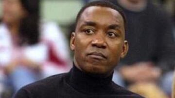 <b>EN VISTALEGRE.</B> Isiah Thomas siguió con atención el desarrollo del partido que enfrentó a Real Madrid y Tau en Vistalegre.