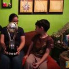 Tigres y Sobis sorprenden a aficionada llevándole el trofeo