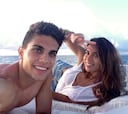 Marc Bartra comienza sus vacaciones en buena compañía
