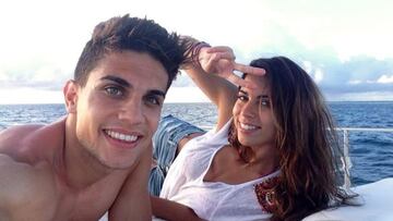Marc Bartra comienza sus vacaciones en buena compañía