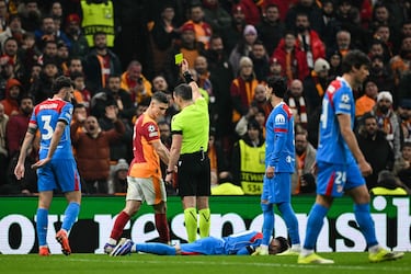 Roland Sallai fue amonestado por el árbitro István Kovács alrededor del minuto 60, en plena segunda parte, después de cometer una falta en la zona defensiva que cortó una acción ofensiva del Atlético de Madrid. La jugada llegó en un tramo del partido dominado por la intensidad y la presión del Galatasaray, y la tarjeta supuso la segunda amonestación del conjunto turco, aumentando la tensión en un duelo ya de por sí muy físico e igualado.