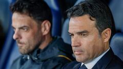 MADRID, 30/01/2024.- El entrenador del Real Madrid, Alberto Toril, reacciona este martes, previo al partido de fase de grupos de la Liga de Campeones Femenina, entre el Real madrid y el BK Hacken, en el Estadio Alfredo Di Stéfano de Madrid. EFE/ Mariscal
