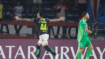 AMDEP1201. BARRANQUILLA (COLOMBIA), 26/05/2022.- Jonathan Álvez de Unión celebra un gol hoy, en un partido de la Copa Sudamericana entre Junior y Unión Santa Fe en el estadio Metropolitano en Barranquilla (Colombia). EFE/Ricardo Maldonado