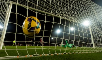 1-2. Contraataque del Atlético de Madrid. Rodrigo de Paul abre desde el medio del campo a Nahuel Molina por la banda derecha, el defensa argentino saca un centro raso, al corazón del área del Barcelona, y Aleksander Sorloth remata con la pierna izquierda para superar a Iñaki Peña en el descuento.