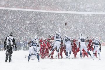 El New Era Field de Buffalo se pintó de blanco con la espectacular nevada que cayó en el juego entre los Indianapolis Colts y los Buffalo Bills. El juego terminó 13-7 en favor de los Bills. La temperatura estaba en -2 grados centígrados con vientos de 29 kilómetros por hora.