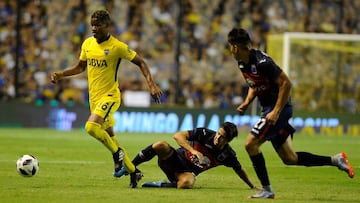 Barrios (izquierda), en un partido contra Tigre.