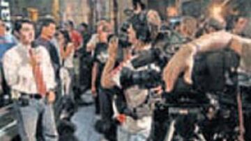 <b>ÍDOLO. </b>La Prensa y los aficionados, en la puerta de la clínica. A la izquierda, el presidente de Boca, Macri, y junto a él el doctor Cahe.