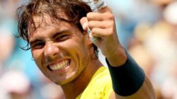Rafa Nadal posa en la Arthur Ashe con la bandera de la candidatura olímpica: se elegirá mientras él juega.