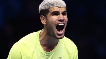 Carlos Alcaraz celebra su victoria contra Lorenzo Musetti en las ATP Finals.