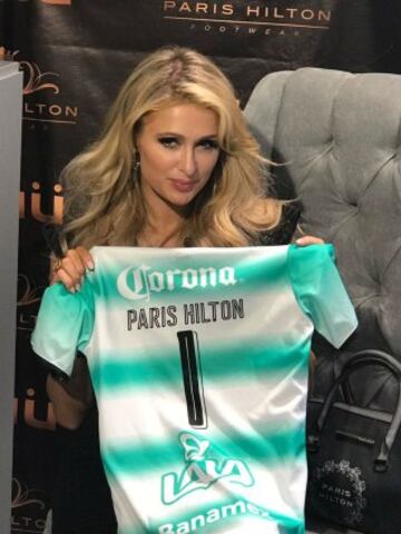 La socialite posó con una playera del Santos tras una visita a México