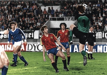 27-10-1982. España 1 Islandia 0. Debut de Miguel Muñoz. Clasificatorio para la Eurocopa de Francia. Gol de Pedraza. Tras el bochorno de Mundial realizada por la Selección pese a jugar en casa con todo a favor y arbitrajes ‘amables’ la Federación emprendió una cirugía radical. Despidió como seleccionador a José Emilio Santamaría y le sustituyó por Miguel Muñoz que se estrenó en el estadio malaguista e hizo debutar nada menos que a siete jugadores. Bonet y Juan José (Real Madrid), Juan Señor (Zaragoza), Roberto (Valencia y después Barcelona), Francisco (Sevilla), Enrique Martín (Osasuna) y Juan Carlos Pedraza (Atlético). Este último fue el autor del gol de la victoria ante la escuadra nórdica, de cuarto nivel en aquellos años, pero que siempre da problemas a La Roja. España se clasificó para aquella Eurocopa de Francia tras el famoso 12-1 a Malta y perdió ante Francia en la final.