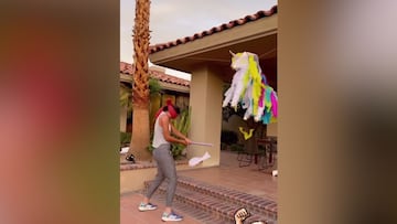 Muguruza está tan fuerte que le ponen una piñata por su cumpleaños y termina así...