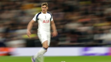 Tottenham Hotspur's Dutch defender #37 Micky van de Ven runs with the ball during the UEFA Champions League round of 16 second leg football match between Tottenham Hotspur and Atletico Madrid at the Tottenham Hotspur Stadium in London, on March 18, 2026. (Photo by Adrian Dennis / AFP)