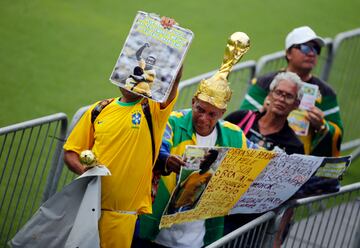 Los aficionados le llevan numerosos presentes a Pelé. 