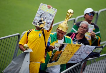 Los aficionados le llevan numerosos presentes a Pelé. 