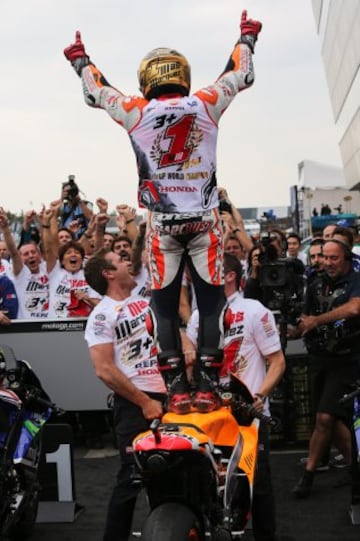 Márquez ganó su segundo mundial en MotoGP (cuarto mundial en total) en el Gran Premio de Japón. En la imagen, Marc Márquez celebra la victoria en Motegi.