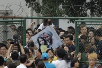 Se provoca una avalancha durante la visita de la superestrella de fútbol David Beckham en la Universidad Tonji en Shanghai. La visita de Beckham a China volvió "caótica", el 20 de junio después de que al menos cinco personas resultaron heridas en una estampida por intentar ver superestrella de fútbol David Beckham.