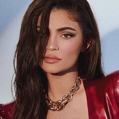 Kylie Jenner celebra sus 23 años con cambio de look y un impresionante topless