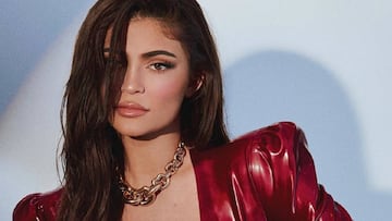 Kylie Jenner celebra sus 23 a?os con cambio de look y un impresionante topless