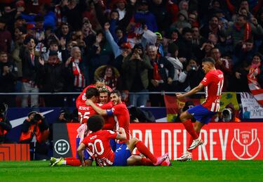 3-2. Griezmann celebra el tercer tanto que anota en el minuto 99 de partido.