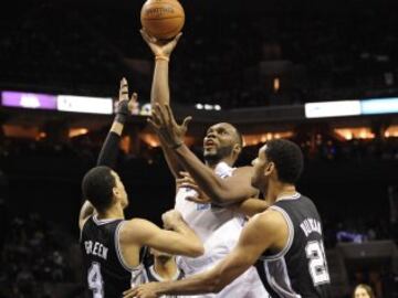 Al Jefferson (Charlotte Bobcats) trata de anotar entre Danny Green (San Antonio Spurs ) y Tim Duncan (San Antonio Spurs).