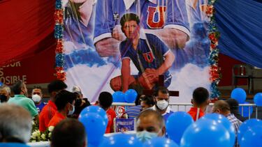 Santiago, 3 abril 2022.
Continua el velorio del futbolista Leonel Sanchez en Recoleta. Los funerales se realizaran este lunes .
Marcelo Hernandez/Photosport